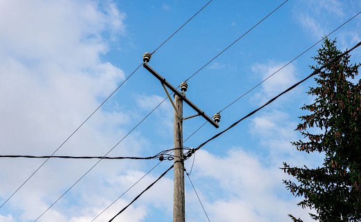 20 kilovoltin pylväs ja keskijännitejohtoja